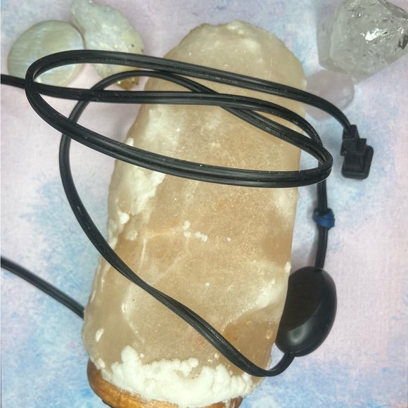 Huge salt lamp. Missing lightbulb but perfect used condition. - Picture 2 of 2